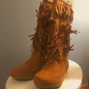 Fringe moccasin boots